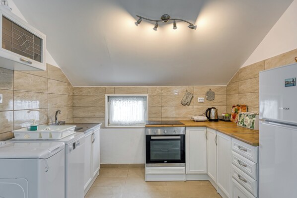 Fridge, oven, stovetop, dishwasher