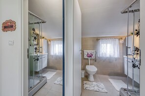 Douche, sèche-cheveux, serviettes fournies