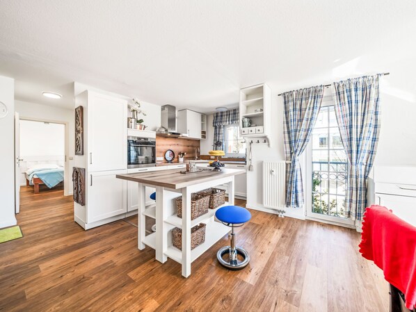 Fridge, oven, dishwasher, cookware/dishes/utensils