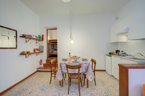 Frigorífic, placa de cuina, cafetera i tetera i torradora