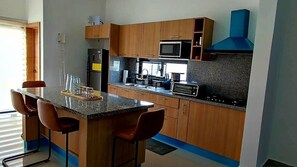 ثلاجة، ميكروويف، موقد طهي مسطح، ماكينة لصنع القهوة/الشاي