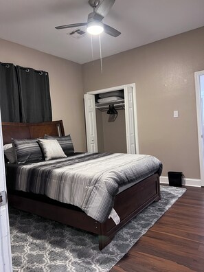 2 habitaciones, tabla de planchar con plancha, wifi y ropa de cama