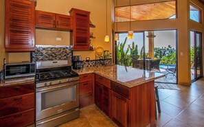 Frigorífico, horno, placa de cocina y cafetera o tetera