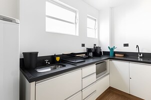 Refrigerador con freezer, microondas, placa de cocina, lavavajillas