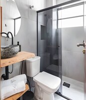 Artículos de tocador gratuitos, secador de pelo, toallas, jabón