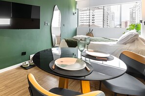 Apartamento | Roupas de cama premium, escrivaninha, espaço de trabalho para notebook
