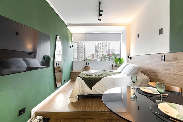 Apartamento | Espaço de trabalho para notebook, cortinas blackout