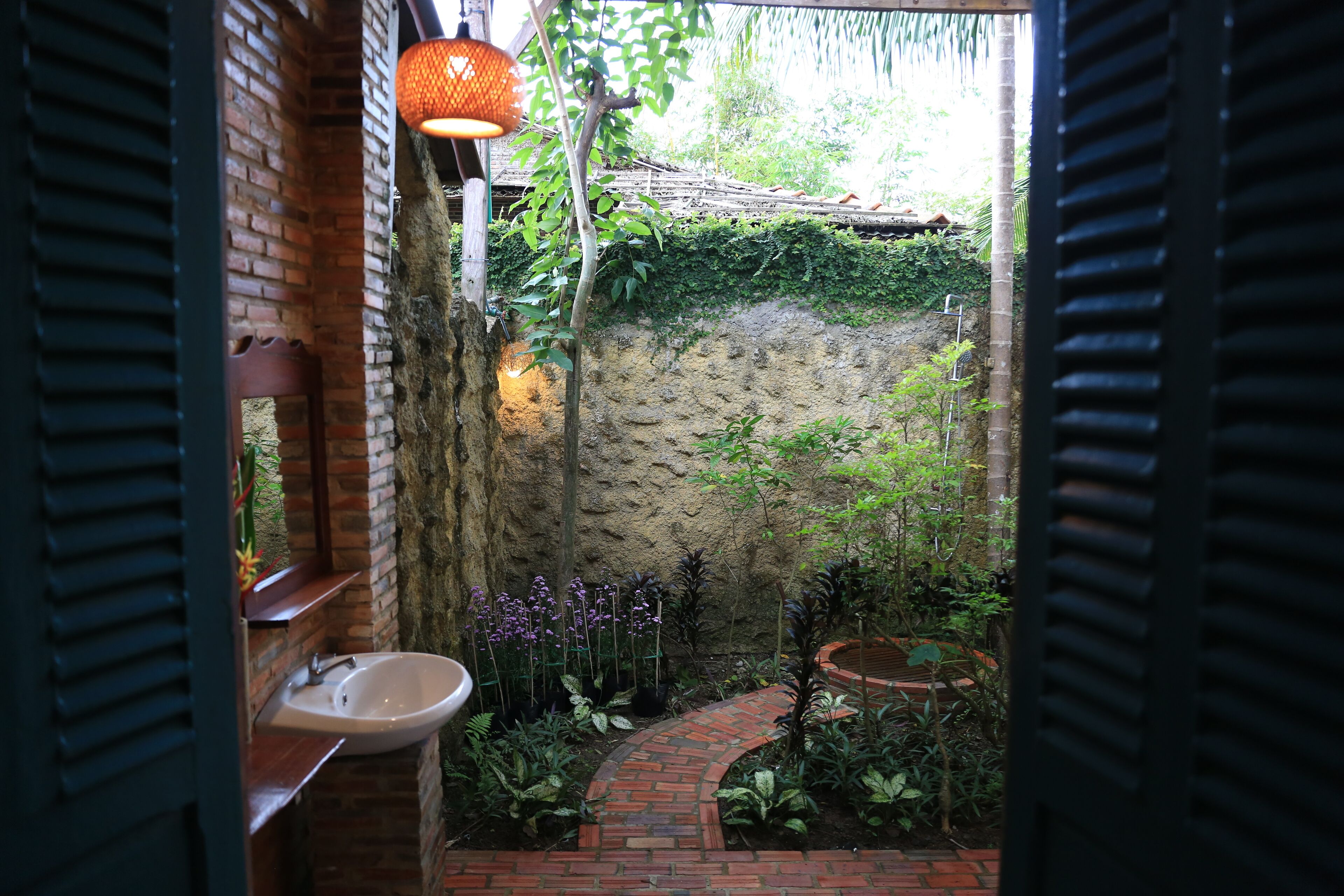 Deluxe Single Room, Garden View | Bathroom | Slippers