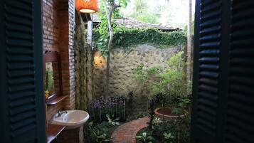 Chambre Simple Deluxe, vue jardin | Salle de bain | Chaussons