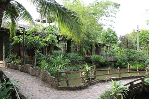 Courtyard - Vamxang Rustic Home (Can Tho)