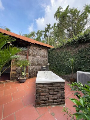 Deluxe Quadruple Room, Garden View | Bathroom | Slippers - Vamxang Rustic Home (Can Tho)