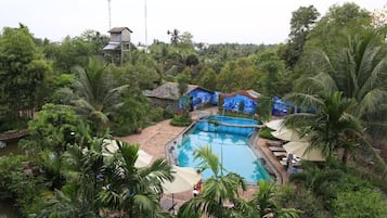 Hồ bơi ngoài trời