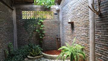 Deluxe Triple Room, Garden View | Bathroom | Slippers