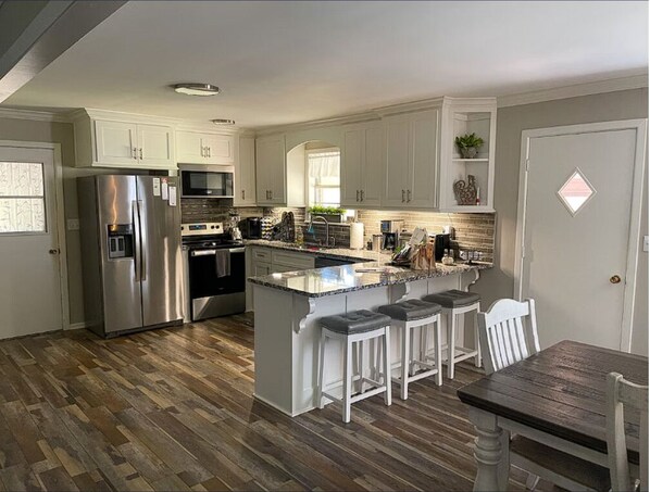 Fridge, microwave, stovetop, dishwasher