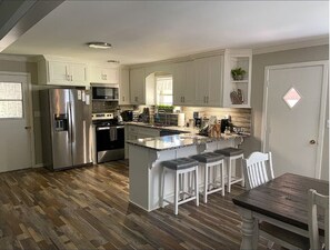 Fridge, microwave, stovetop, dishwasher