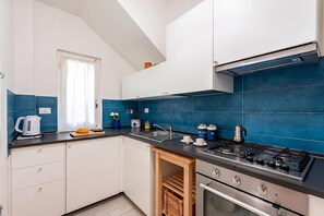 Wasserkocher mit Kaffee-/Teezubehör, Kühlschrank, Mikrowelle, Herdplatte