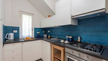 Réfrigérateur, micro-ondes, plaque de cuisson, cafetiÚre/bouilloire