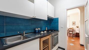 Réfrigérateur, micro-ondes, plaque de cuisson, cafetiÚre/bouilloire