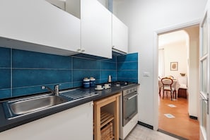 Kühlschrank, Mikrowelle, Herdplatte, Wasserkocher mit Kaffee-/Teezubehör