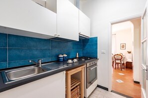 Cafetera y tetera, refrigerador, microondas y parrilla de estufa 