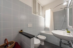 Bruser, hårtørrer, bidet, håndklæder