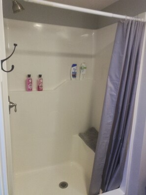 Haartrockner, Handtücher, Seife, Shampoo