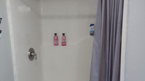 Hair dryer, towels, soap, shampoo - Charming studio with AC and WiFi in pleasant Gervais. (Gervais)