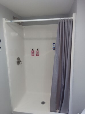 Sèche-cheveux, serviettes fournies, savon, shampoing