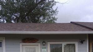 A guest house with a white door, a welcome sign, and a guest parking sign. - Charming studio with AC and WiFi in pleasant Gervais. (Gervais)
