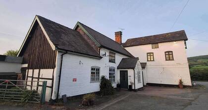 Green Dragon and Kitchen Pod - Sleeps 2 & Parking