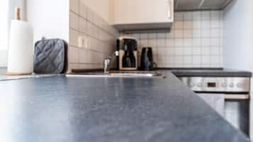 Een koelkast, een microgolfoven, een vaatwasser