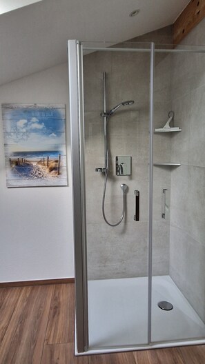 Shower, hair dryer, towels - Holiday Home 'Feigengarten, 85qm' with Private Terrace, Shared Garden and Wi-Fi (Salem)