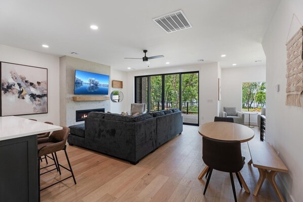 Smart TV, fireplace - MONKEY ISLAND LAKE VIEW CONDO, DECK WITH FIRE PIT+GRILL East (Afton)