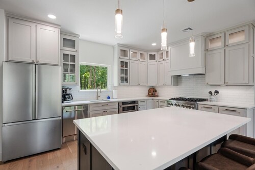 MONKEY ISLAND LAKE VIEW CONDO, DECK WITH FIRE PIT+GRILL East