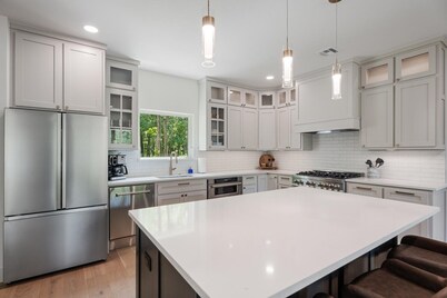 MONKEY ISLAND LAKE VIEW CONDO, DECK WITH FIRE PIT+GRILL East