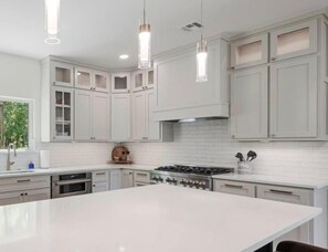 Fridge, microwave, oven, stovetop - MONKEY ISLAND LAKE VIEW CONDO, DECK WITH FIRE PIT+GRILL East (Afton)