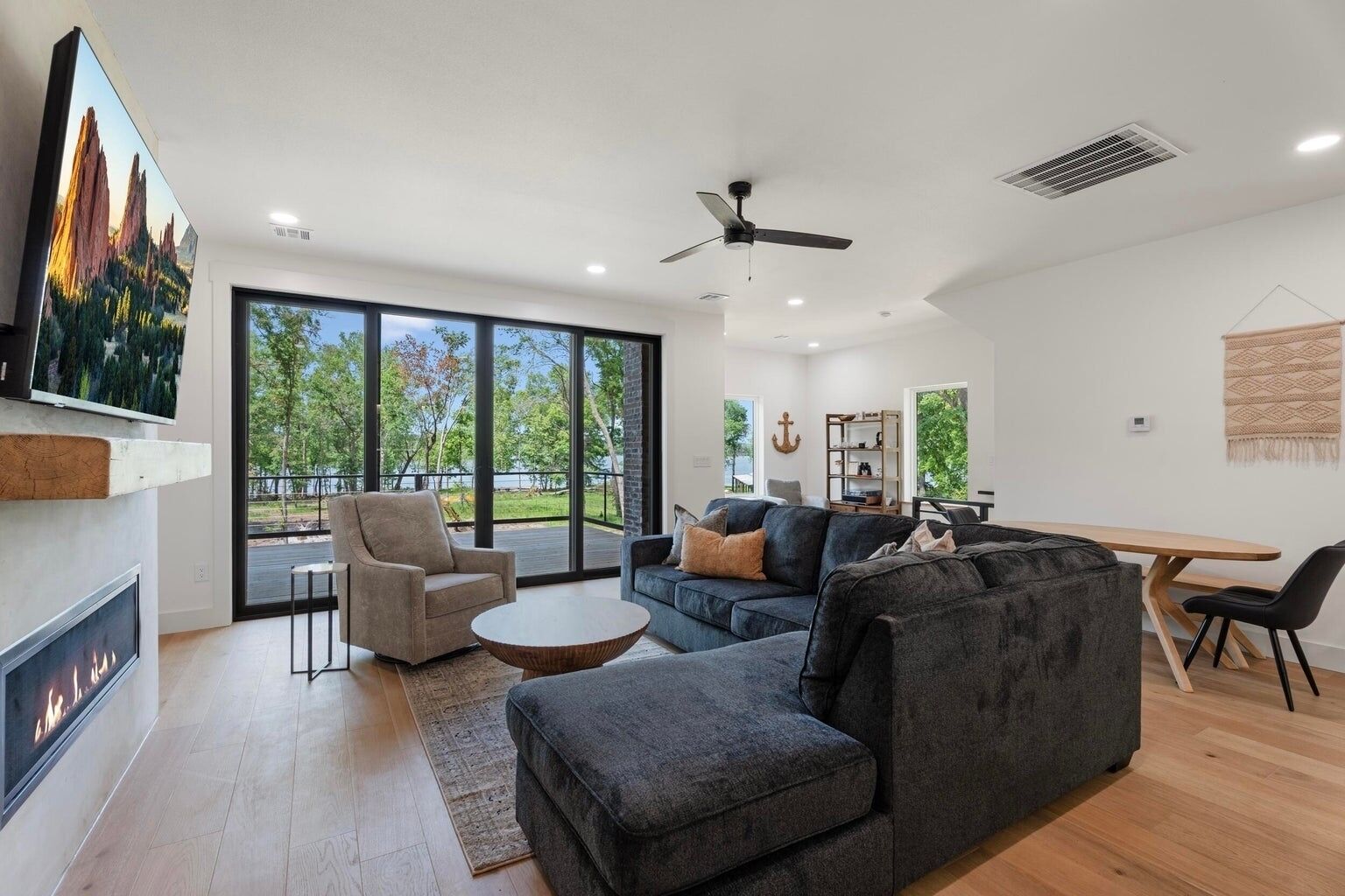 Een smart-tv en een open haard