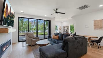 Een smart-tv en een open haard