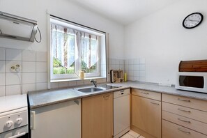 Fridge, microwave, oven, stovetop - Apartment 'Ilona' with Shared Terrace, Garden and Wi-Fi (Bonndorf im Schwarzwald)