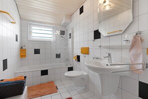 Douche, sèche-cheveux, serviettes fournies