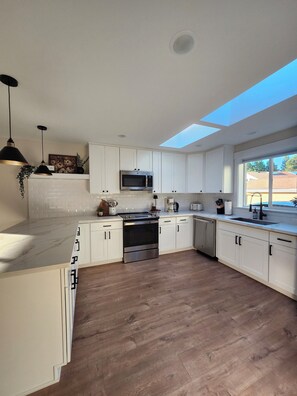 Kjøleskap, mikrobølgeovn, ovn og kokeplater