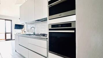 Refrigerador, microondas, horno y lavavajillas