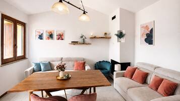 Een moderne woonkamer met een houten eettafel, twee banken en een salontafel.