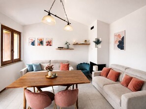 En moderne stue med et træspisebord, to sofaer og et sofabord.
