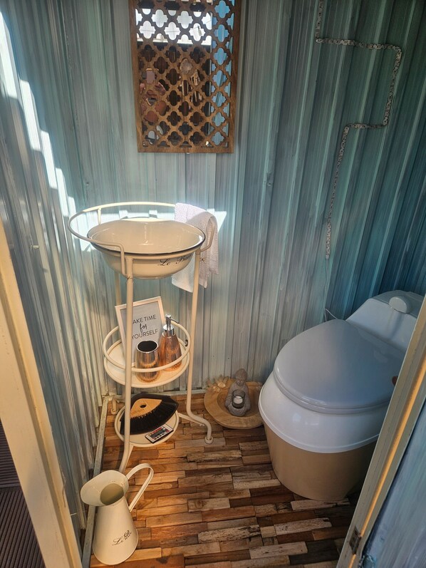 Shower, towels - Glamping Tent with Private Garden, Terrace, and Wi-Fi (Werder (Havel))