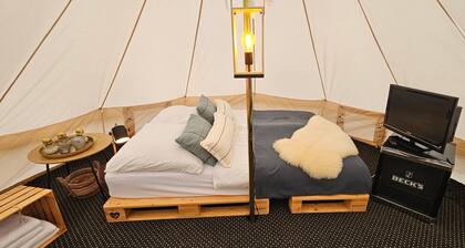 Ferienwohnung 'Glampingzelt Mit Eigenem Garten und Floßmöglichkeit' mit Privatterrasse, und Wi-Fi