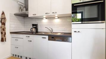 Kühlschrank, Mikrowelle, Ofen, Herdplatte