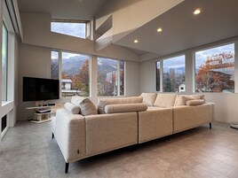 Stórt lúxuseinbýlishús - fjallasýn | Stofa | Snjallsjónvarp, Netflix, hituð gólf, snjallhátalarar