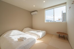 Cortinas blackout, cunas gratuitas, wifi gratis y ropa de cama 