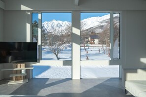 Luxe villa, uitzicht op bergen | Woonruimte | Een smart-tv, Netflix, vloerverwarming en slimme speakers